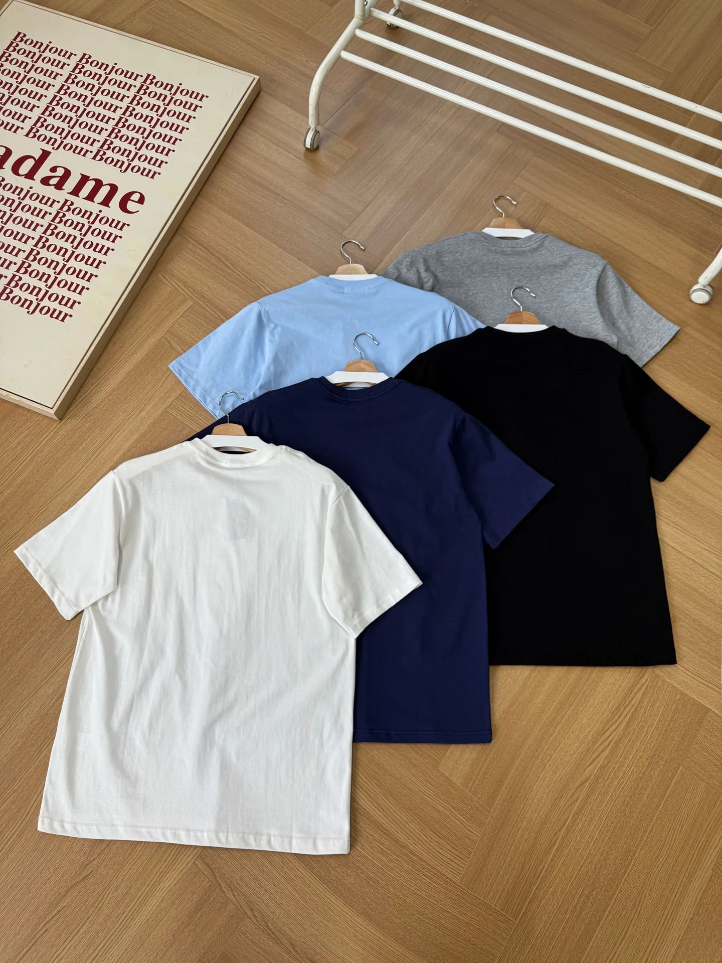 P130 Style number: RL001】Ralph Lauren/Ralph Lauren 25ss new bear print round neck short sleeves. The main LOGO on the neck has a QR code mark, which can be scanned for verification to distinguish low-quality products on the market. 32 counts, 240g hydrophilic toner, 100% cotton fabric, comfortable and soft, highly breathable, focusing on high-end cost-effectiveness, needless to say good quality. Available in a variety of colors, both boys and girls can try this genderless style, giving them a yuppie tone in no time. Immerse yourself in your leisurely style, and have your own style in retro. Natural, vivid, and very French romantic feelings perfectly integrate the youthful atmosphere with the trend. The clever embellishment of the classic pony logo embroidery carries all the eye-catching points. Color: black, white, navy blue, light blue Size: S-xL S Shoulder width 44 Bust 108 Sleeve length 23 Clothing length 72 M Shoulder width 45 Bust 112 Sleeve length 24 Clothing length 74 L Shoulder width 46 Bust 116 Sleeve length 25 Clothing length 76 xL Shoulder width 47 Bust 120 Sleeve length 26 Clothing length 78